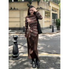 批发复古条纹法国<b class='q'>羊绒</b>斜肩长袖女2026秋冬季绑带收腰显瘦露肩德绒上衣