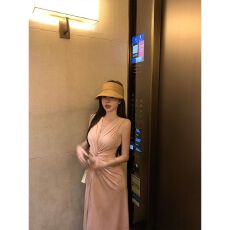 批发法式名媛风扭结V领无袖<b class='q'>连衣裙</b>女夏季设计感褶皱收腰修身包臀长裙