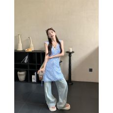 批发韩系蓝色清新碎花v领背心<b class='q'>连衣裙</b>女夏季修身度假风无袖收腰短裙子