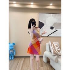 批发多巴胺穿搭挂脖无袖格子<b class='q'>连衣裙</b>女夏季漂亮独特设计感收腰气质裙子