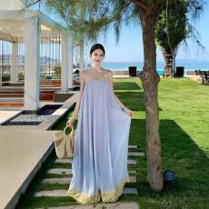 批发夏日绝美清冷感吊带<b class='q'>连衣裙</b>女<b class='q'>蕾丝</b>压褶宽松海边度假风气质温柔长裙