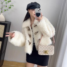 批发羊剪绒大衣女短款2025秋冬新款牛角扣羊羔毛皮毛一体<b class='q'>海宁</b>皮草外套