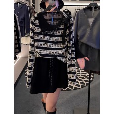 批发赫本风时尚穿搭一整套设计感条纹镶钻斜领长袖针织衫+半身裙套装
