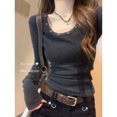 批发<b class='q'>春</b>秋2025漏锁骨u领铆钉长袖T恤女修身显瘦内搭上衣时髦百搭打底衫