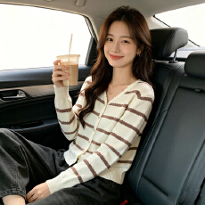 批发早<b class='q'>秋</b>条纹长袖T恤上衣女收腰百搭单排扣开衫V领遮肚子针织衫