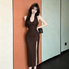 批发氛围感宴会礼裙挂脖V领设计闪料竖纹抽褶开叉包臀长裙