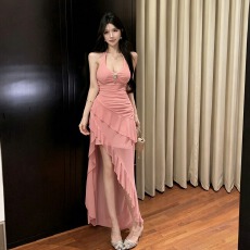 批发挂脖V领长款<b class='q'>连衣</b>裙钻饰抽褶不规则荷叶网纱下摆修身礼服裙