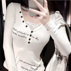 批发设计感拼接蕾丝纽扣长袖t恤女创意字母印花<b class='q'>修身</b>显瘦短款洋气上衣