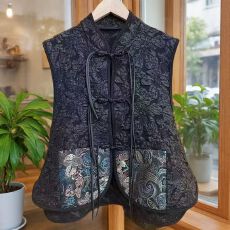 批发国风中式提花<b class='q'>马甲</b>2026新款盘扣复古黑色背心无袖<b class='q'>外套</b>肩上衣小香风