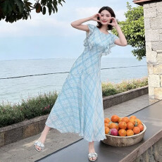 批发海盐椰椰飞袖荷叶边格纹鱼尾<b class='q'>裙</b>女夏收腰系带温柔风长<b class='q'>裙</b>