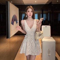 批发轻奢气质名媛V领无袖连衣<b class='q'>裙</b>女装2026夏季新款约会收腰<b class='q'>礼服</b>短<b class='q'>裙</b>子