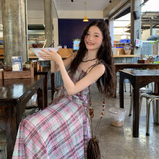 批发彩色格子吊带连衣裙女夏季2026新款褶皱巨好看不规则中长裙子