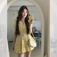 批发清新甜美V领蝴蝶结黄色印花连衣裙2026年夏季新款别致绝美A字<b class='q'>短裙</b>