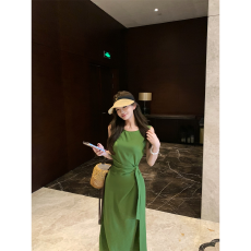 批发度假风绿色无袖背心<b class='q'>连衣裙</b>女夏季绑带收腰裙子高级感修身<b class='q'>开叉</b>长裙