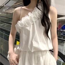 批发2026新款设计感白色立体<b class='q'>花朵</b>斜肩背心女夏季别致减龄显瘦无袖上衣