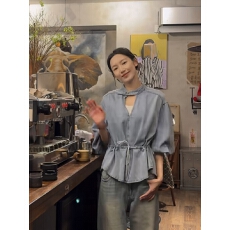 批发2026春季新款高级感收腰<b class='q'>上衣</b>蓝色系带V领<b class='q'>牛仔</b>衬衫女装