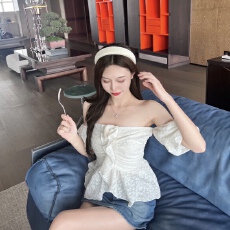 批发纯欲辣妹性感一字肩衬衫女夏季设计感立体<b class='q'>花朵</b>泡泡袖小众别致上衣