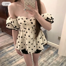 批发新款法式减龄一字领波点<b class='q'>衬衫</b>女夏季设计感荷叶边露肩<b class='q'>气质</b>百搭上衣