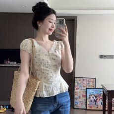 批发法式茶歇蕾丝花边V领短袖衬衫女夏季甜美风刺绣<b class='q'>碎花</b>掐腰显瘦<b class='q'>上衣</b>