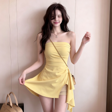 批发温柔奶黄抹胸连衣裙收腰褶皱不规则裙摆开叉设计纯欲氛围感