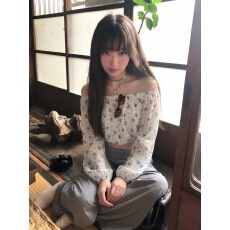 批发法式一字肩<b class='q'>碎花</b>灯笼袖雪纺衬衫女夏季设计感小众气质收腰短款<b class='q'>上衣</b>