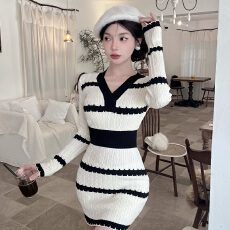 批发撞色针织连衣裙女2025秋冬新款女神范高级感超火小个子打底毛衣裙