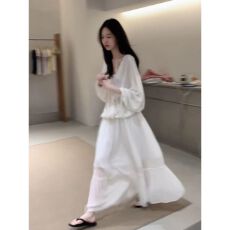 批发实价有货法式温柔风白色V领宽松衬衫上衣女高腰大摆半身裙套装