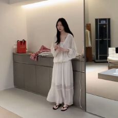 批发实价有货法式温柔风<b class='q'>白色</b>V领宽松<b class='q'>衬衫</b>上衣女高腰大摆半身裙套装