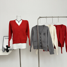 批发WANANTONG 马年穿小马 自线系列旋转<b class='q'>木马</b>全羊毛开衫女冬季