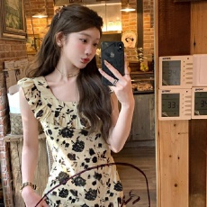 批发茶歇法式<b class='q'>赫本</b><b class='q'>风</b>杏色碎花连衣裙子女夏季2026新款气质收腰长裙高级