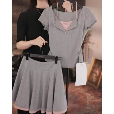 批发韩版假两件撞色v领正肩短袖T恤<b class='q'>女</b>2025夏季设计感独特短裤裙两件套