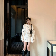 批发曼巴棉 秋季套装设计感斜肩<b class='q'>套头卫衣</b>休闲高腰包臀半身裙两件套<b class='q'>女</b>