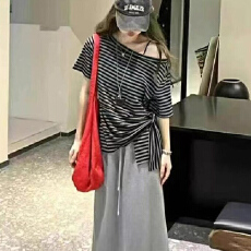 批发2026年新款春秋季斜领不规则设计感露肩绑带显廋条纹短袖宽松上衣