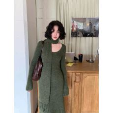 批发原版复古港风针织裙女25秋冬新款u领气质显瘦<b class='q'>长款</b>连衣裙配围巾潮