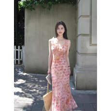 批发茶歇法式温柔气质v领碎花吊带<b class='q'>连衣裙</b>海边度假风显身材收腰