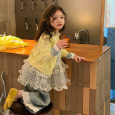 批发2026女<b class='q'>童</b><b class='q'>春款</b>叠<b class='q'>穿</b>套装洋气波点吊带+打底衫+花边牛仔裤三件套新春