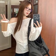 批发纯欲斜肩针织长袖<b class='q'>T</b><b class='q'>恤</b>女早春宽松罩衫不规则<b class='q'>露肩</b>上衣