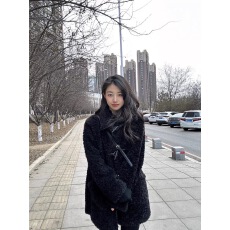 批发羊羔毛外套女2025新款秋冬<b class='q'>女装</b>牛角扣中长款黑色加厚加棉皮草大衣