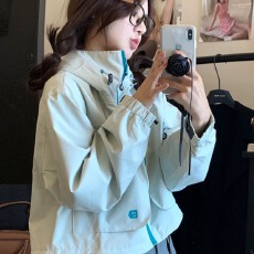 批发超好看冲锋衣女款2025新款春秋小个子<b class='q'>短款</b>防风高级感连帽夹克外套