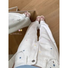 批发小花刺绣白色窄版直筒<b class='q'>牛仔裤</b>女2026年春季新款高腰显瘦小个子阔腿