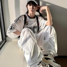 批发夏季美式复古小众设计感v领宽松短袖球衣风t恤男<b class='q'>欧美</b>高级感上衣女