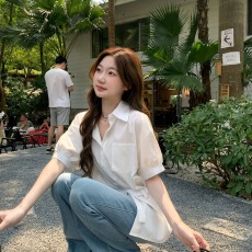 批发甜美风<b class='q'>白色</b>翻领泡泡袖衬衫女夏季设计新款简约单排扣百搭上衣