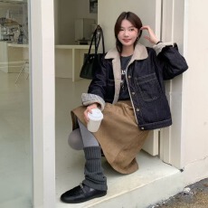 批发YM实拍2025冬季新款<b class='q'>时尚</b>港风复古加绒牛仔外套<b class='q'>休闲</b>短款夹克配领巾