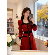 批发韩系名媛风红色针织<b class='q'>连衣裙</b>女2025秋冬季设计感氛围感金扣收腰长裙