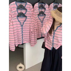 批发夏季新款高级感撞色条纹V领长袖针织开衫女宽松显瘦百搭休闲上衣