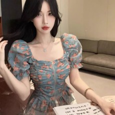批发2026新款碎花方领短袖衬衫女<b class='q'>夏</b>季法式泡泡袖衬衣小众收腰修身上衣