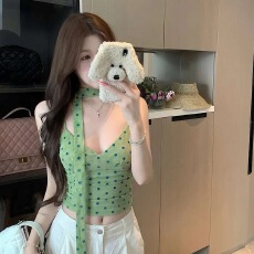 批发多巴胺穿搭绿色V领波点吊带背心女夏季外穿修身短款挂脖飘带上衣