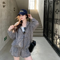 批发休闲运动套<b class='q'>装</b>女夏季2026新款宽松薄款条纹长袖防晒衣短<b class='q'>裤</b>两件套潮