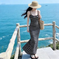 批发蓝白条纹针织吊带连衣裙女 2026<b class='q'>春</b>夏修身显瘦包臀长款度假沙滩裙