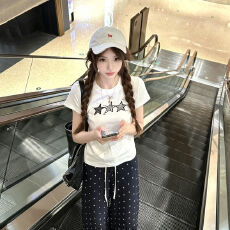批发独特漂亮巨好看正肩短袖t恤女2026新款夏季修身设计感小众上<b class='q'>衣服</b>
